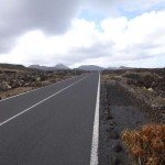 Sraßenbegrenzung in Lanzarote mit Steinen