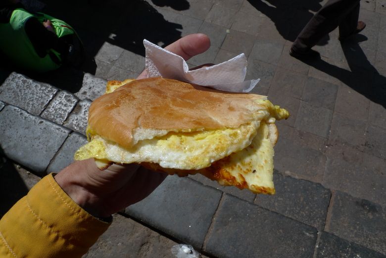Käse-Ei Sandwich. Street Food in Peru