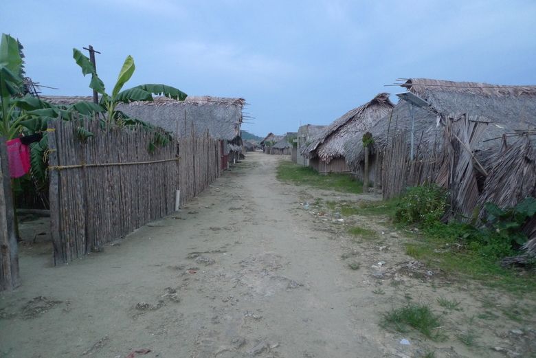 Dorf der Kuna mit traditionellen Hütten